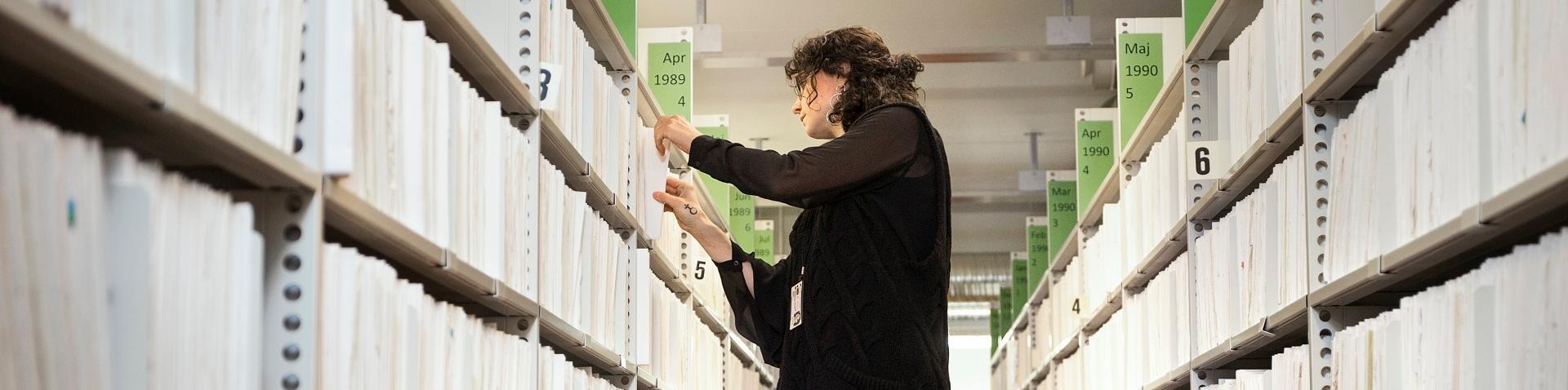 Kvinna på stege i arkiv