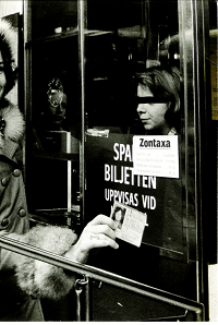 Busskortet, så kallat 50-kortet, i biljettkassa 1974. Fotograf: John Wahlbärj